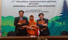 Para perwakilan dari ketiga delegasi berjabat tangan usai menandatangani Minutes of Meeting (MoM) yang dihasilkan dari kegiatan 17th Trilateral Meeting Coordinaton Between Indonesia, Singapore and Malaysia di Bali, kamis (10/10).