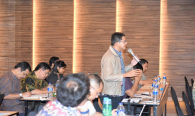 Salah satu peserta memberikan pertanyaan kepada narasumber pada acara Focus Group Discussion (FGD) Government Radio Network (GRN) 18/10/2019
