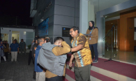 Penyerahan atribut (rompi) secara simbolis oleh Dirjen SDPPI Ismail sebagai tanda dimulainya kegiatan Tertib Frekuensi Nasional 2019 secara serentak (26/10).