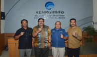 Dirjen SDPPI Ismail foto bersama dengan Azmi Ridho (Kepala Balai Monitor Kelas I DKI Jakarta), Tri Joko (Kepala Balai Monitor Kelas I Tangerang), dan Zainudin Kalla (Kepala Balai Monitor Kelas I Bandung) (26/10).