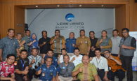 Dirjen SDPPI Ismail melakukan foto bersama dengan seluruh panitia Pekan Tertib Frekuensi Nasioanl tahun 2019 (26/10).