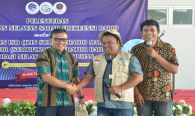 Direktur Operasi Sumber Daya Dwi Handoko memberikan souvenir (rompi dan topi) kepada salah satu peserta (MoTS) Maritim on the Spot (1/11).