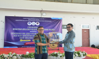 Pemberian Cinderamata oleh Pelabuhan Perikanan Untia kepada Ditjen SDPPI yang diwakili oleh Direktur Operasi Sumber Daya (1/11).