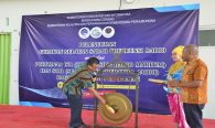 Pemukulan gong sebagai penanda dibukanya kegiatan (MoTS) Maritim on the Spot di Pelabuhan Perikanan Untia Makassar (1/11).