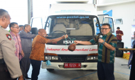 Direktur Operasi Sumber Daya Dwi Handoko bersama dengan Kepala Balai Monitor Kelas I Makassar Helmi Wartapene melakukan pemecahan kendi sebagai tanda peresmian dibukanya loket perizinan ISR (izin stasiun radio maritim) (1/11).