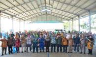Di akhir acara Direktur Operasi Sumber Daya Dwi Handoko melakukan foto bersama seluruh panitia dan peserta yang hadir pada acara (MoTS) Maritim on the Spot di Pelabuhan Perikanan Untia, Makassar (1/11).