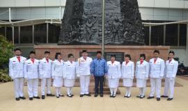 Menkominfo Johnny G Plate dan petugas upacara melakukan foto bersama seusai acara (28/10).