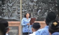 Sekretaris Jenderal Rosarita Niken Widiastuti membacakan amanat pada Upacara Peringatan Hari Pahlawan ke-74 di Kementerian Komunikasi dan Informatika