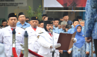 Petugas Upacara membacakan pesan-pesan Pahlawan/kata mutiara pada Upacara Peringatan Hari Pahlawan ke-74