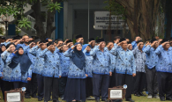Pejabat serta Staff Direktorat Jenderal Sumber Daya dan Perangkat Pos dan Informatika (Ditjen SDPPI) saat melaksanakan Upacara Peringatan Hari Pahlawan ke-74