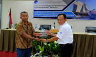 Kabalmo Kupang (Moh.Syarif Helmi) memberikan Cindramata berupa pelakap kepada Sekda Kabupaten Manggarai Barat 13/112019