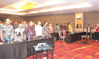 Petugas Drijen bersama Peserta Undangan Workshop Analisis Beban Kerja Tahun 2019 menyanyikan lagu Indonesia Raya  26/11/ 2019