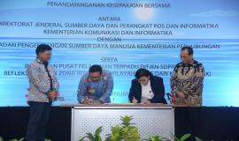 Penandatanganan kesepakatan kerjasama antara Kementerian Kominfo dan Kementerian Perhubungan yang dilakukan oleh Dirjen SDPPI Ismail (Kominfo) dan Umiyatun Hayati Kepala BPSDM (Kemenhub) yang disaksikan langsung oleh Johnny G Plate (Menkominfo) dan Budi Karya Sumadi (Menhub) (14/1).