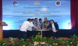 Menkominfo bersama dengan Menhub yang ditemani oleh Sekjen Kominfo, Dirjen SDPPI, Kepala BPSDM, dan Direktur Operasi Sumber Daya bersama-sama meresmikan Pusat Pelayanan Terpadu (14/1).