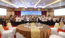 Menkominfo dan Menhub foto bersama dengan peserta kegiatan Pembukaan Pusat Pelayanan Terpadu Ditjen SDPPI tahun 2020 di Gedung Wisma Antara dan Persiapan Zona Integritas Menuju Wilayah Birokrasi Bersih dan Melayani (WBBM) tahun 2020 (14/1).