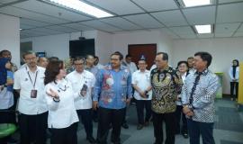 Menkominfo Johnny G Plate bersama Menhub Budi Karya Sumadi yang ditemani oleh Dirjen SDPPI Ismail berkunjung ke loket pelayanan terpadu Ditjen SDPPI (14/1).