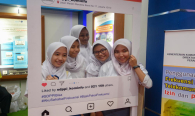 Peserta melakukan foto beserta di dalam booth Ditjen SDPPI pada kegiatan KOMEXPO 2019 di Jakarta (26/8).