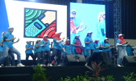 Penampilan yel-yel oleh Ditjen SDPPI pada acara Kominfo Connect 2020, di Ecovention Hall Ecopark, Ancol, Jakarta, Kamis (30/01).