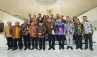 Bapak Wakil Presiden RI dan Menteri Pendayagunaan Aparatur Negara dan Reformasi Birokrasi (PANRB) Tjahjo Kumolo foto bersama dengan aparatur sipil negara (ASN) berprestasi penerima TOP 3 Anugerah ASN 2019 beserta juri di Istana Merdeka, Jakarta (14/01).