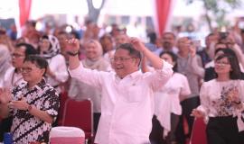 Menkominfo Rudiantara berjoget bersama dengan seluruh peserta pada acara Syukuran 5 Tahun bersama Chief RA dan seluruh civitas Kemkominfo di Lapangan Anantakupa, Jakarta (22/10).