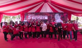 Menkominfo Rudiantara foto bersama dengan Calon Pegawai Negeri Sipil (CPNS) Ditjen SDPPI pada acara Syukuran 5 Tahun bersama Chief RA dan seluruh civitas Kemkominfo di Lapangan Anantakupa, Jakarta (22/10).