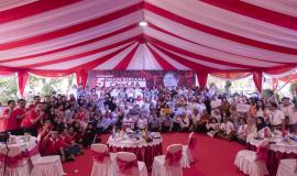 Menkominfo Rudiantara foto bersama seluruh civitas Kemkominfo pada acara Syukuran 5 Tahun bersama Chief RA dan seluruh civitas Kemkominfo di Lapangan Anantakupa, Jakarta (22/10).
