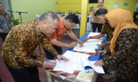 Direktur Standardisasi PPI Mochamad Hadiyana dan Kepala BBPPT Moch Rus’an sebagai saksi menandatangani berita acara pelantikan 31/1/2020