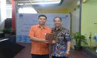 Sesditjen SDPPI R Susanto memberikan cendera mata mewakili Dirjen SDPPI Ismail kepada Kepala BBPPT Moch Rus’an yang resmi menjadi purnabakti  31/1/2020