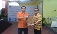 Kabag Umum & Kepegawaian Hasyim Fiater memberikan cendera mata mewakili Setditjen SDPPI kepada Kepala BBPPT Moch Rus’an yang resmi menjadi purnabakti 31/1/2020