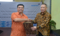 Direktur Standardisasi Mochamad Hadiyana memberikan cendera mata mewakili Direktorat Standardisasi PPI kepada kepala BBPPT Moch Rus’an yang resmi menjadi purnabakti 31/1/2020