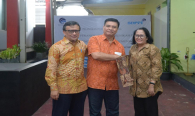 Plt. Direktur Pengendalian SDPPI bersama dengan Kasubag Tata Usaha Dit. Pengendalian SDPPI Gita Patulak memberikan cendera mata mewakili Direktorat Pengendalian SDPPI kepada Kepala BBPPT Moch Rus’an yang resmi menjadi purnabakti 31/1/2020