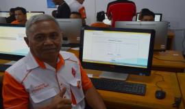 5.	Salah satu peserta menunjukan hasil lulus UNAR dengan menggunakan CAT . Ujian Negara Amatir Radio diselenggrakan Balmon Spekfrekrad Kelas II manado di politeknik Negeri Nusa Utara Tahuna, Sabtu (8/2/2020)   