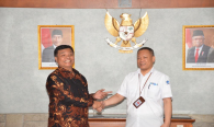 Dirjen SDPPI Ismail bersama dengan Sesditjen SDPPI R Susanto, Direktur Penataan Sumber Daya Denny Setiawan, Direktur Operasi Sumber Daya Dwi Handoko, dan staf BBPPT melakukan foto bersama dengan Kepala BBPPT lama dan Kepala BBPPT baru 10/2/2020