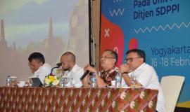 Sesditjen SDPPI R Susanto beserta para narasumber menjawab pertanyaan yang diberikan oleh peserta Akselerasi Penyerapan Anggaran pada Unit Pelaksana Teknis (UPT) Ditjen SDPPI (17/2).