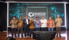 Menkominfo Johnny Gerard Plate foto bersama para narasumber dan undangan pada kegiatan Quantum Information Seminar & Workshop 2020 di Jakarta (20/02).