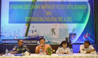 Kasi Sarana dan Pelayanan Balmon SFR Kelas II Manado, Kasno, ST (kedua dari kiri) menjadi moderator  pada sesi diskusi Sosialisasi Layanan Loket Maritime On The Spot (MOTS), Manado, (25/2/2020). Ditjen SDPPI Kemkominfo membuka loket MOTS di 22 pelabuhan di berbagai wilayah pada tahun 2020.
