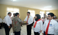 Plt Direktur Pengendalian SDPPI Dwi Handoko memberikan sertifikat kepada perwakilan peserta Diklat PPNS di Lemdiklat Polri, Bogor (03/03/2020)