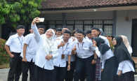 Kasubdit Standardisasi Teknologi Informasi Andi Faisa foto bersama dengan para peserta Pelatihan Pembentukan Pengendali Frekuensi Radio di Stasiun Monitoring HF Cangkudu (11/3).