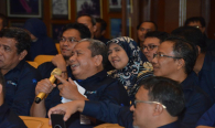 Kabalmon Jakarta Azmi Ridho memberikan pertanyaan sebagai salah satu peserta seminar Pemanfaatan dan Implemetasi Transformasi Digital (12/3).