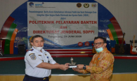 Politeknik Pelayaran Banten (Poltekpel) diwakili oleh Direktur Poltekpel Joni Turiska memberikan cenderamata kepada Ditjen SDPPI yang diwakili oleh Direktur Operasi Sumber Daya Dwi Handoko (24/6).