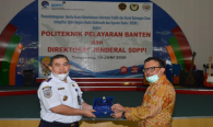 Ditjen SDPPI diwakili oleh Direktur Operasi Sumber Daya memberikan cenderamata kepada Politeknik Pelayaran Banten (Poltekpel) yang diterima oleh Direktur Poltekpelk Joni Tursika (24/6).