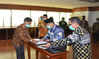 Sesditjen SDPPI R Susanto menandatangani berita acara pelantikan Pejabat Fungsional di lingkungan Ditjen SDPPI (29/6).
