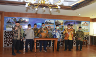 Pejabat Fungsional yang dilantik melakukan foto bersama dengan Dirjen SDPPI Ismail yang ditemani oleh Sesditjen SDPPI R Susanto, Direktur Penataan Sumber Daya Denny Setiawan, Direktur Operasi Sumber Daya Dwi Handoko dan pejabat terkait (29/6).