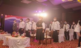 Seluruh undangan acara Pembukaan Kejurnas Virtual Tandoku Shorinji Kempo menyanyikan Lagu Kebangsaan Indonesia Raya termasuk Menkominfo Johnny G. Plate dan Menpora Zainudin Amali di Aula Anantakupa Kemkominfo, Jakarta (13/08/2020).