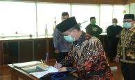 Sesditjen SDPPI R Susanto menandatangani berita acara pelantikan dan Pengambilan Sumpah Pejabat Administrasi di Lingkungan Ditjen SDPPI (28/8).