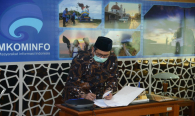 Dirjen SDPPI Ismail mendandatangani berita acara Pelantikan dan Pengambilan Sumpah Pejabat Administrasi di Lingkungan Ditjen SDPPI (28/8).