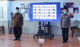 Dua pejabat fungsional yang hadir di tempat pelantikan dan 41 pejabat fungsional lainnya secara virtual berada di masing-masing Unit Pelaksana Teknis (UPT) seluruh Indonesia pada acara Pelantikan Pejabat Fungsional Pengendali Frekuensi Radio Tingkat Terampil yang berlangsung di Lantai 13 Gedung Sapta Pesona, Jakarta (15/9/2020).