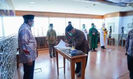 Perwakilan pejabat fungsional menandatangani Berita Acara Pelantikan pada acara Pelantikan Pejabat Fungsional Pengendali Frekuensi Radio Tingkat Terampil yang berlangsung di Lantai 13 Gedung Sapta Pesona, Jakarta (15/9/2020).
