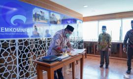 Dirjen SDPPI Ismail menandatangani Berita Acara Pelantikan pada acara Pelantikan Pejabat Fungsional Pengendali Frekuensi Radio Tingkat Terampil yang berlangsung di Lantai 13 Gedung Sapta Pesona, Jakarta (15/9/2020).