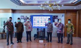 Pejabat Fungsional yang dilantik melakukan foto bersama dengan Dirjen SDPPI Ismail yang ditemani oleh Sesditjen SDPPI R Susanto, Koordinator Perencanaan Program dan Pelaporan Aryo Pamoragung dan Koordinator Umum dan Kepegawaian Hasyim Fiater di Lantai 13 Gedung Sapta Pesona, Jakarta (15/9/2020).